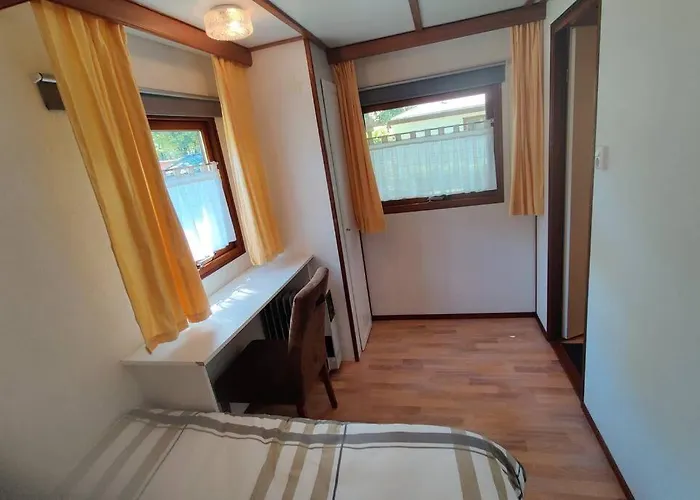 Chalet In Bosrijke Omgeving Op Chaletpark Kempenbos Naast Duc De Brabant Voor 2-3-4-5 Personen 샬레 디센